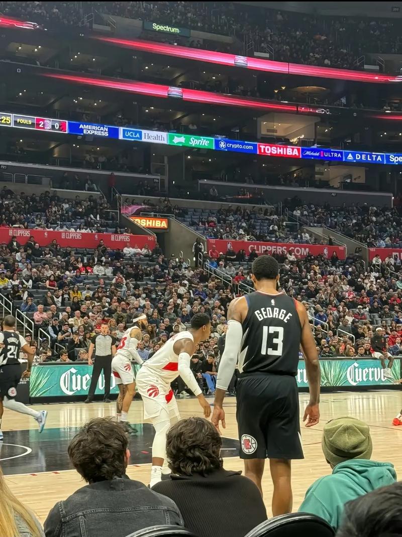 詹姆斯本赛季在第四节合计300分100板100助，联盟唯一