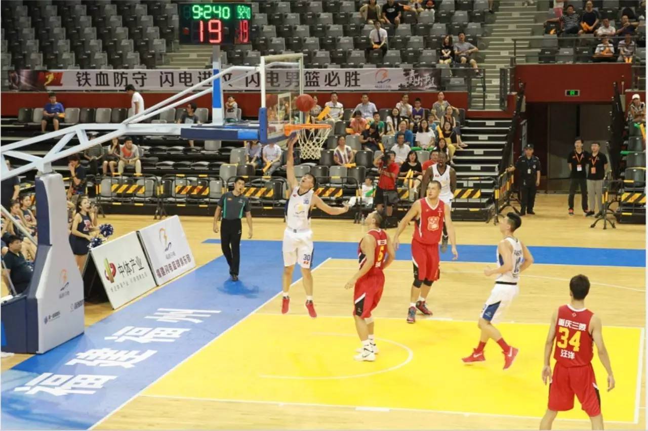 詹姆斯补篮绝杀！湖人120-119险胜步行者，湖人生涯首次压哨绝杀